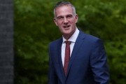 中英达成协议，美国罕见砸下17亿投资拉拢，英国发起威胁，不仅制裁中企，还过航台海